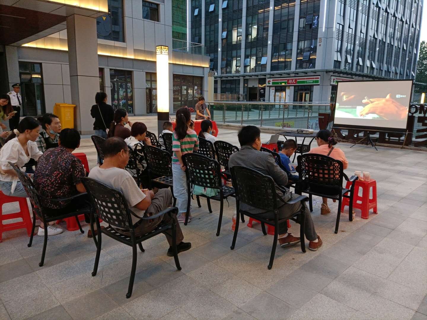 首屆“鼎鑫中心周末電影放影節(jié)” 溫情啟幕！