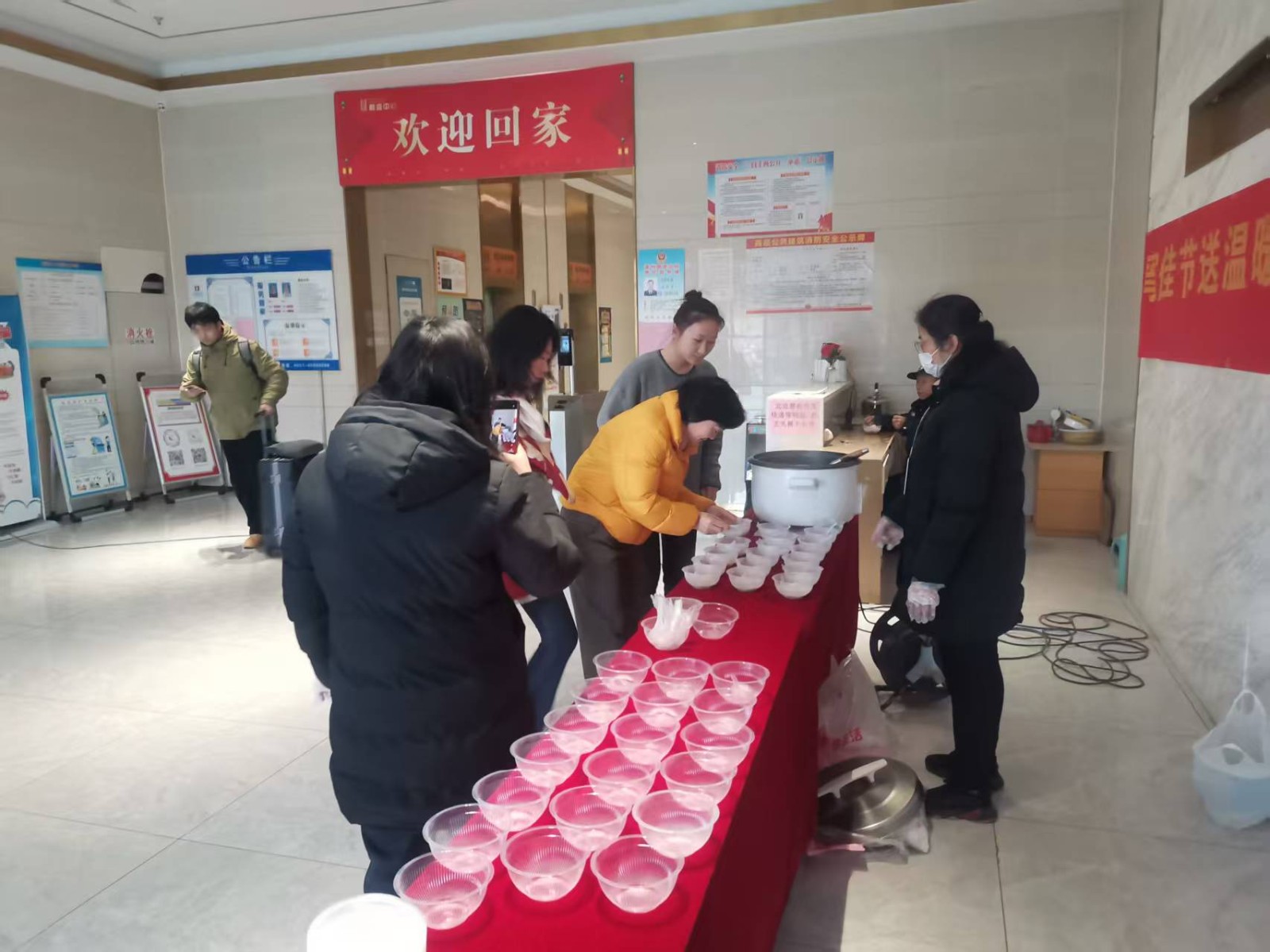 情暖元宵：【鼎鑫中心】佳旭物業(yè)送湯圓，共筑溫馨家園